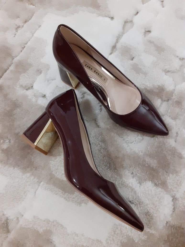 Sapatos em verniz bordeaux Zara