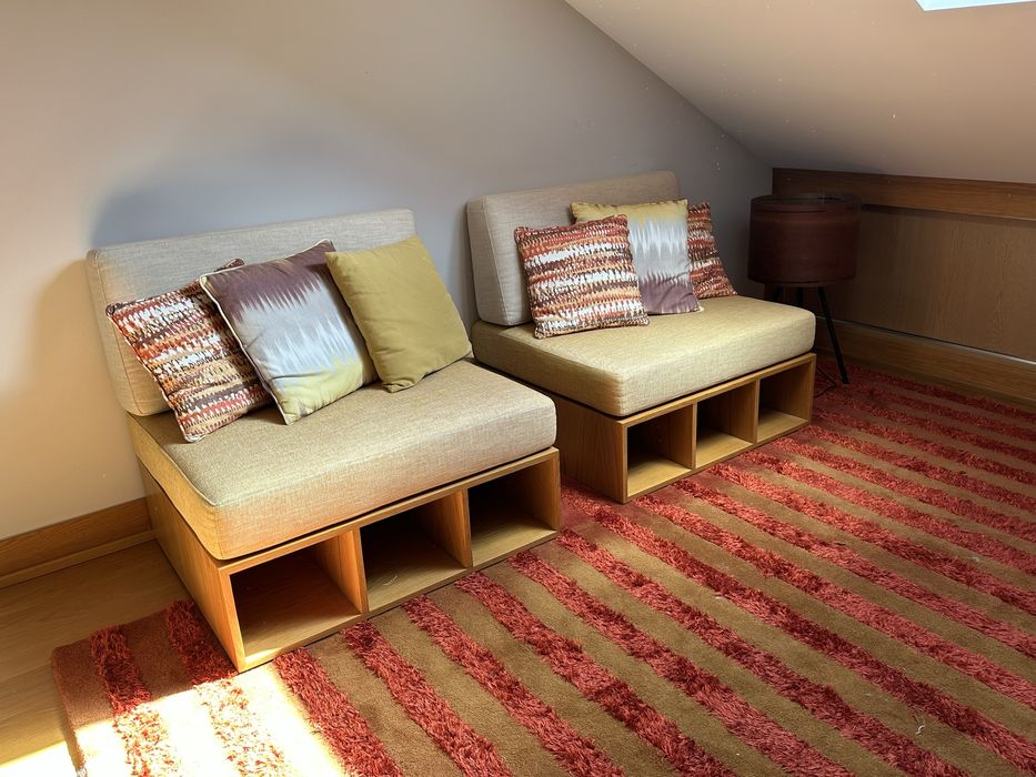 Sofas com base em carvalho maciço para encostar a parede