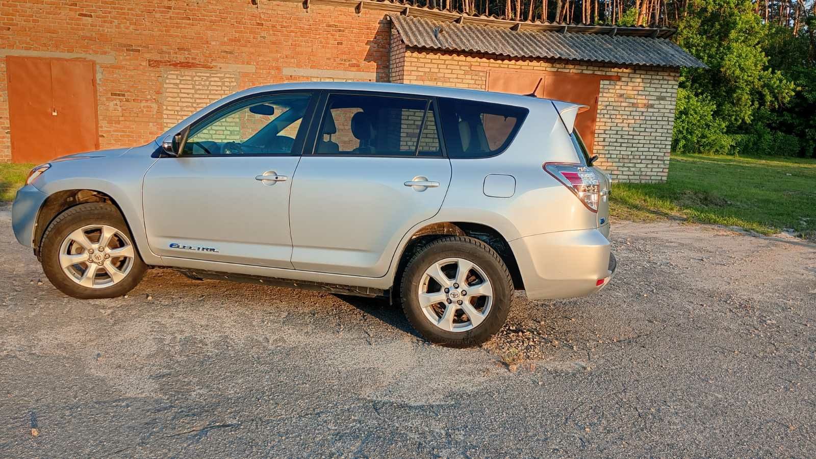 Yoyota RAV4 EV 2012