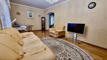 Простора 2к з меблями та технікою . Дніпровський мікр-н .