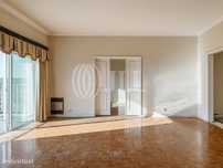 Apartamento T4+1 com varanda, no Campo Grande, em Lisboa
