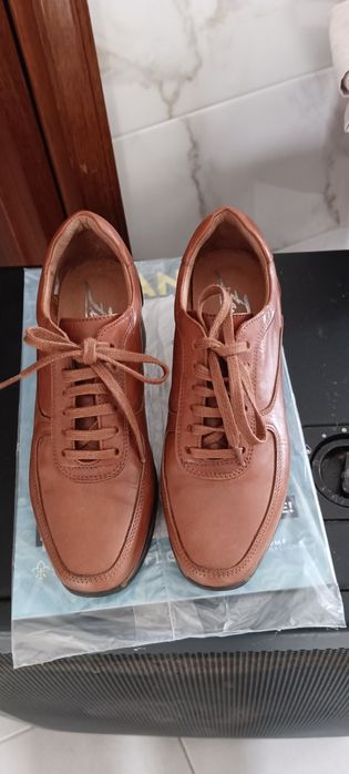 Sapatos em pele, cor mel .