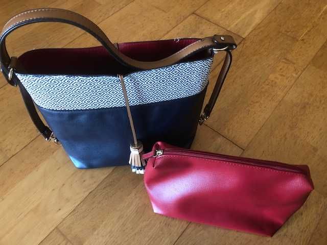 Carteira azul com bolsa necessaire