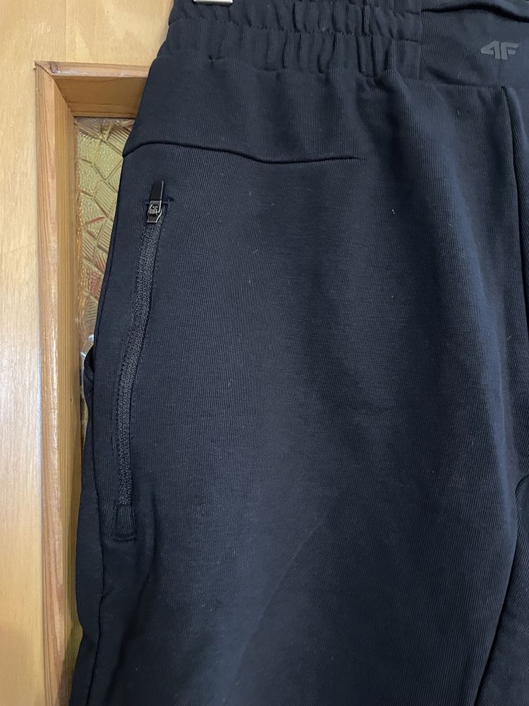 Czarne damskie bawełniane szorty 4F RL rozmiar Xs