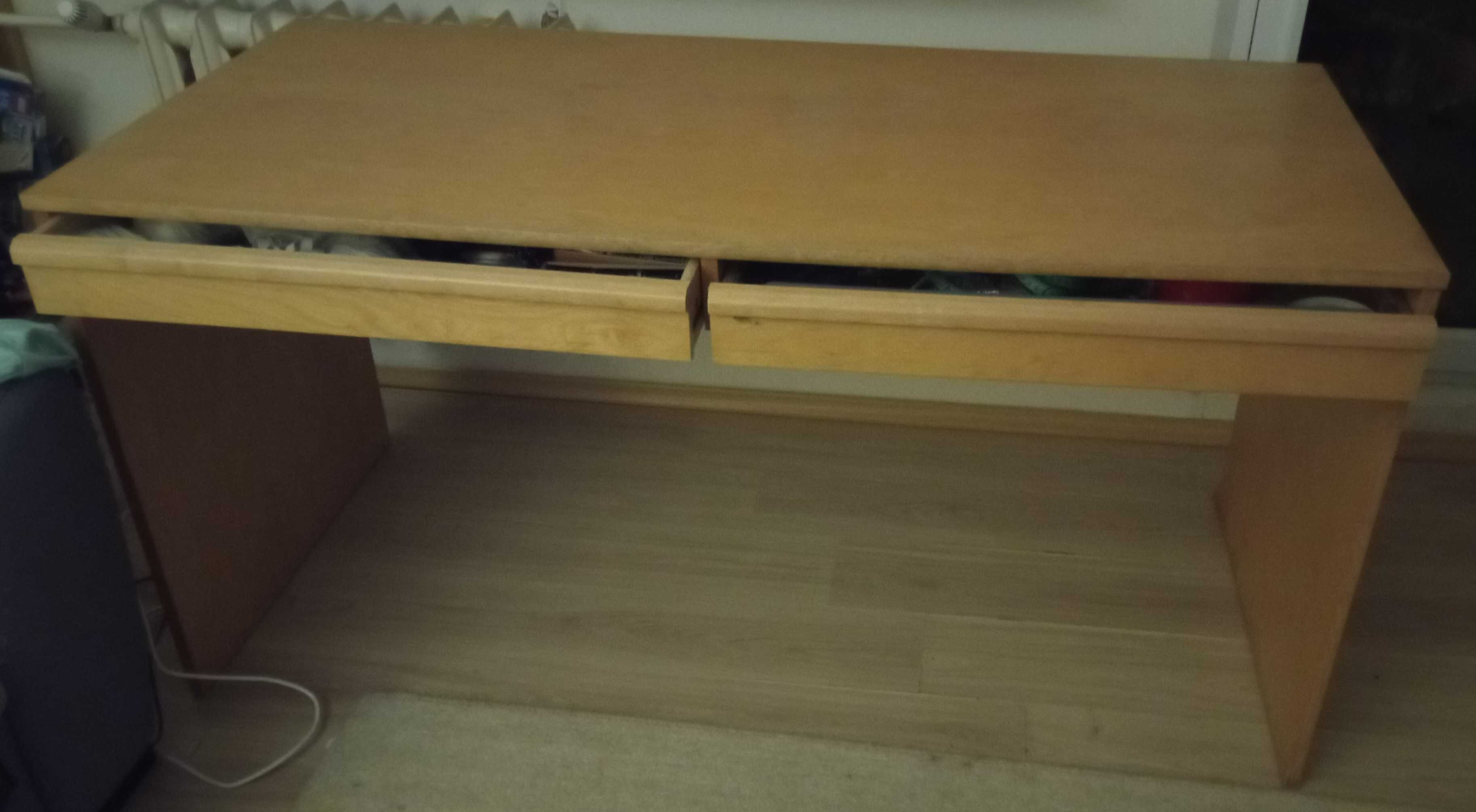 duże biurko z szufladami