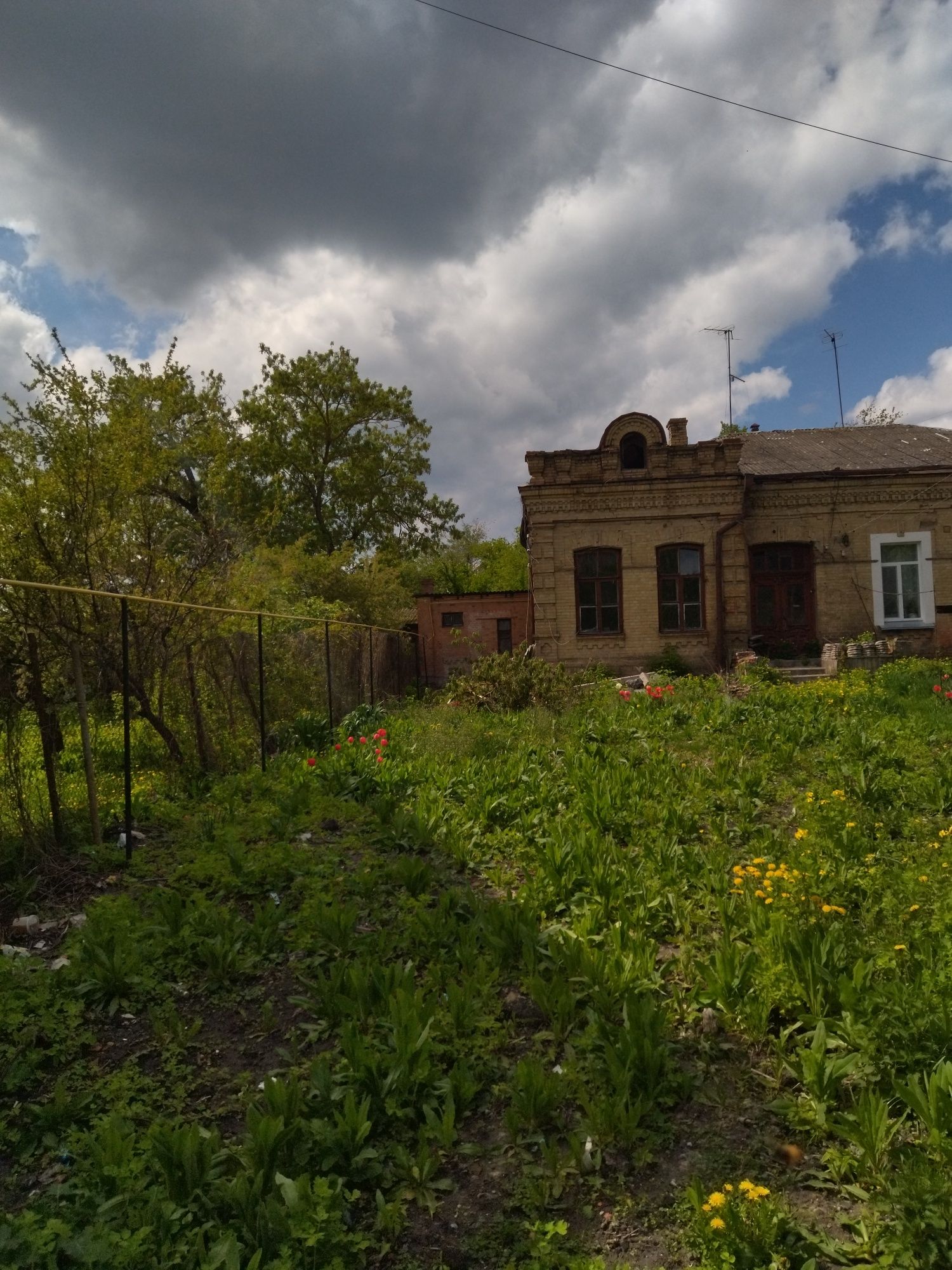 Продається земельна ділянка з частиною будинку в центрі міста