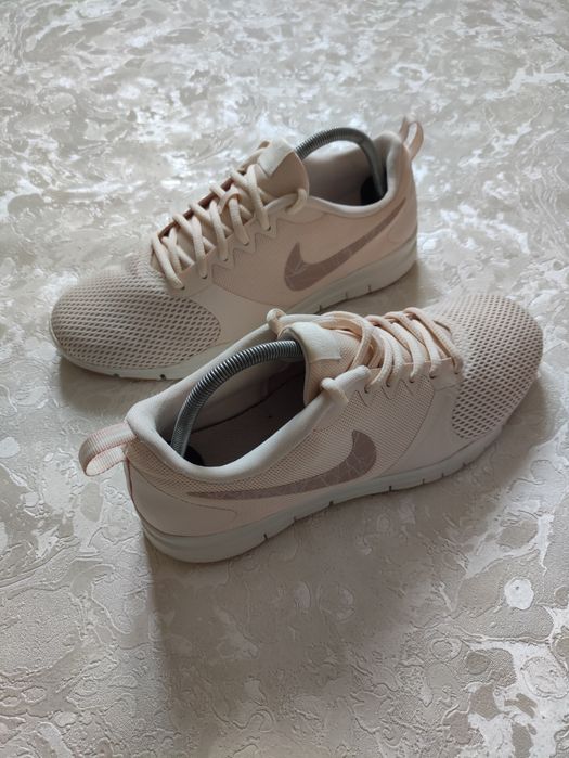 Жіночі кросівки Nike Flex Essential