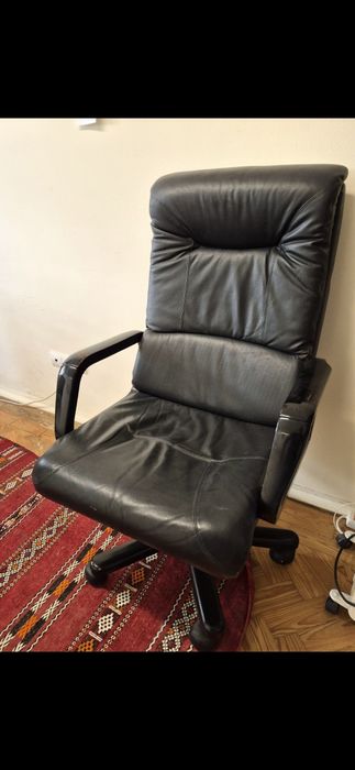 Mesa de escritório antiga e cadeiras