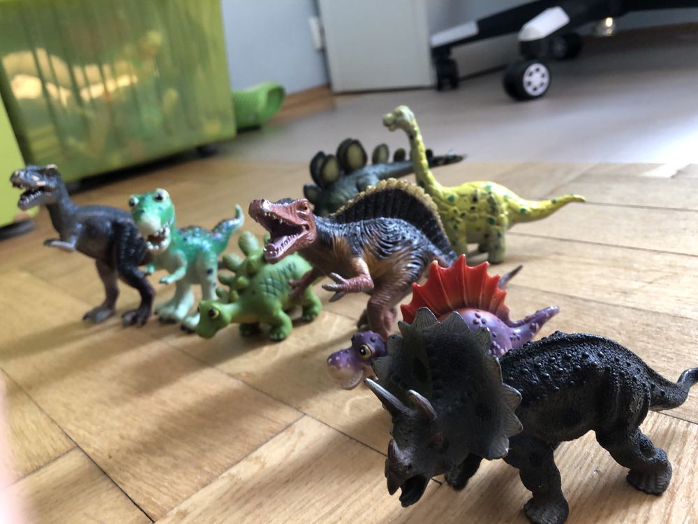 Zabawkowe dinozaury figurki