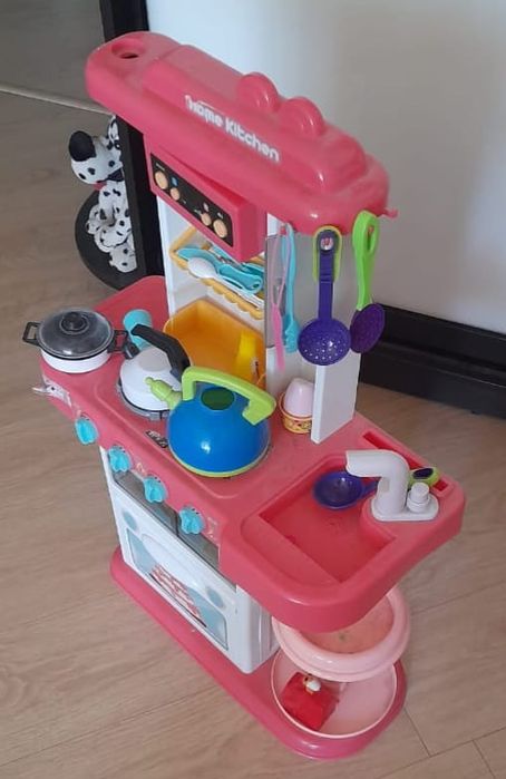 Детская кухня с посудой