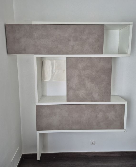 Móvel de sala com 3 módulos e moldura