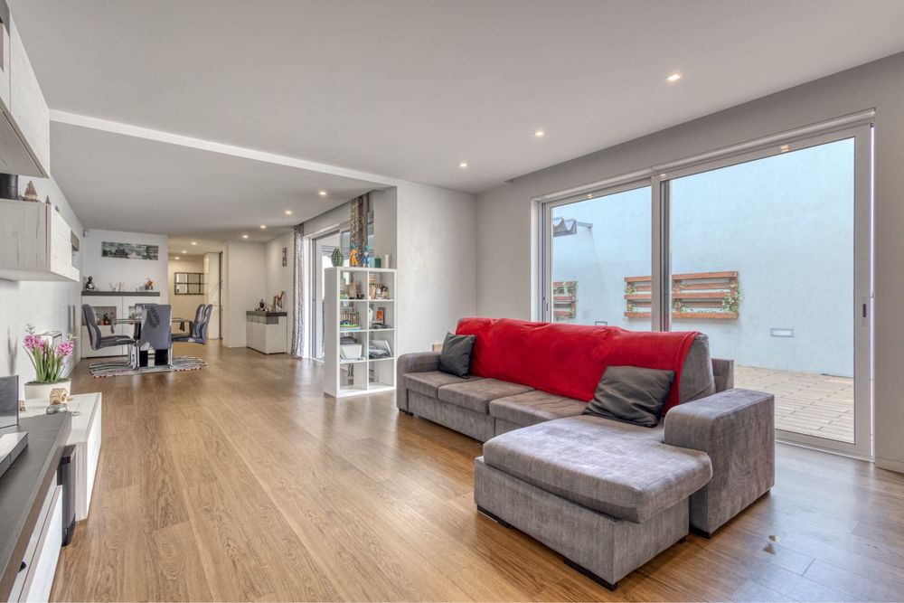 Apartamento R/E com terraco 68m2 e garage de 70m2