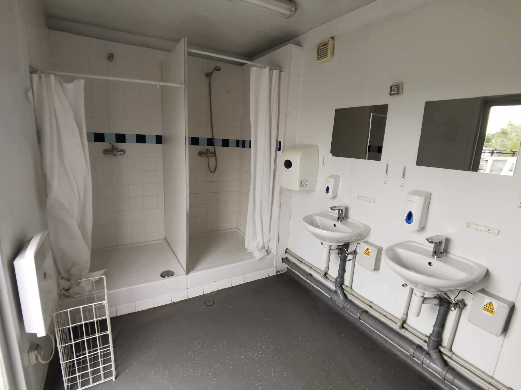 Kontener sanitarny z WC, umywalkami i prysznicami - stan bardzo dobry
