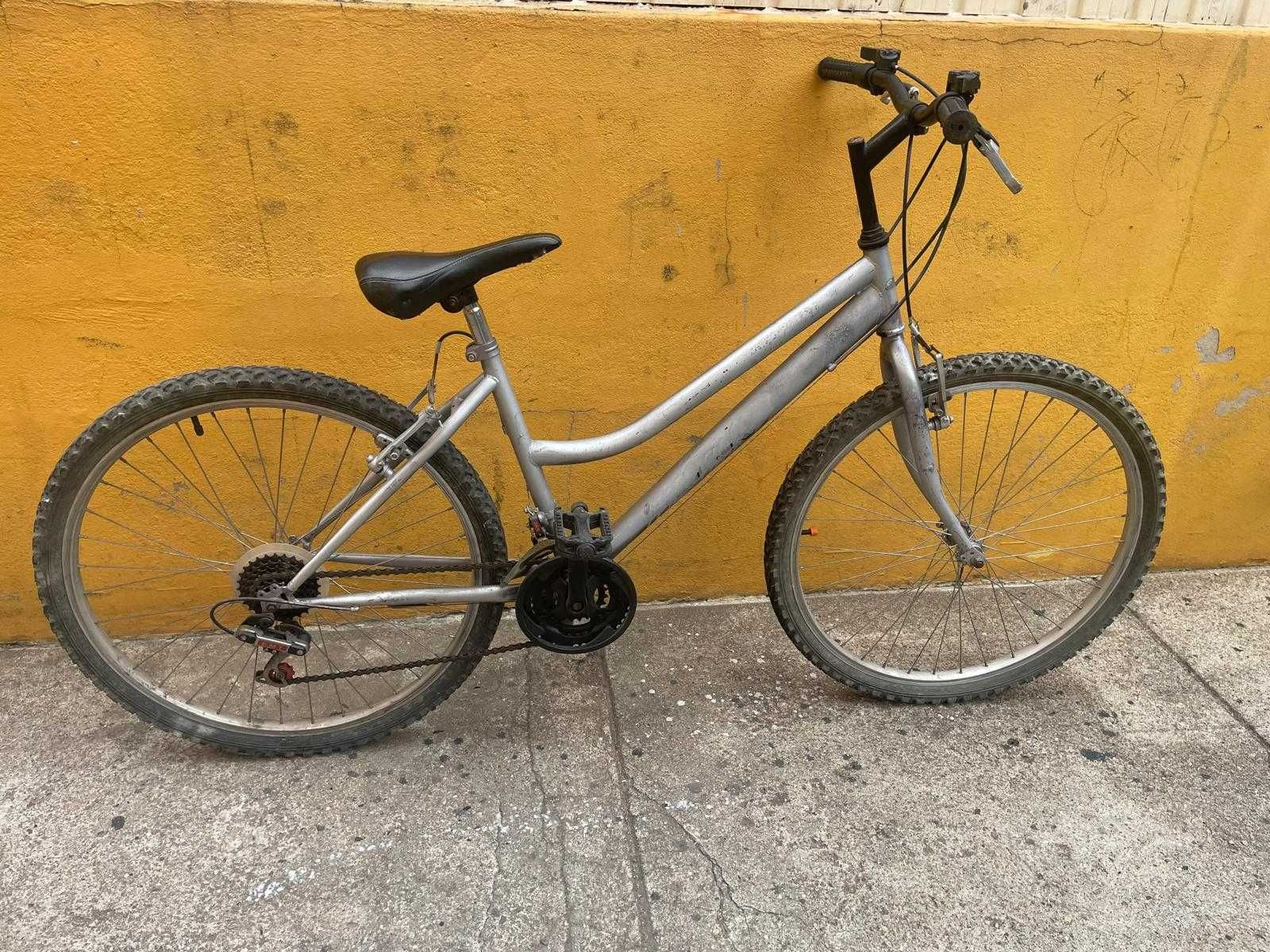 Bicicleta de montanha cinza usada