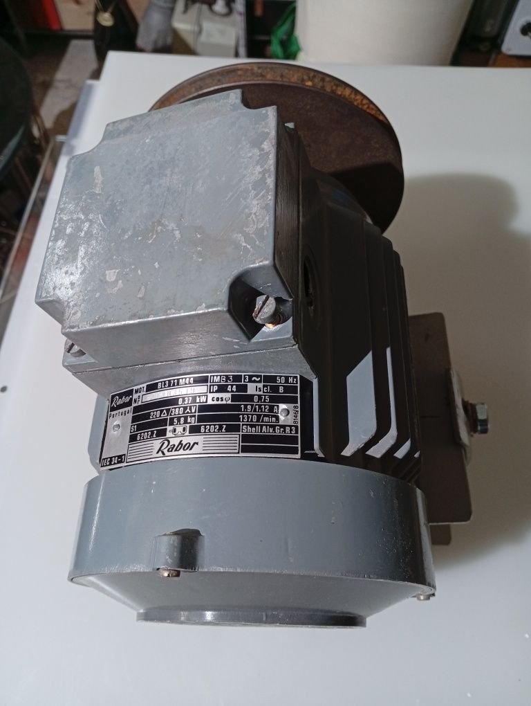 Motor trifásico com polia e base com esticador