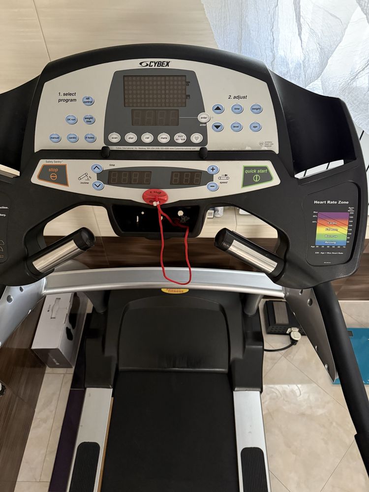 Продам беговую дорожку Cybex