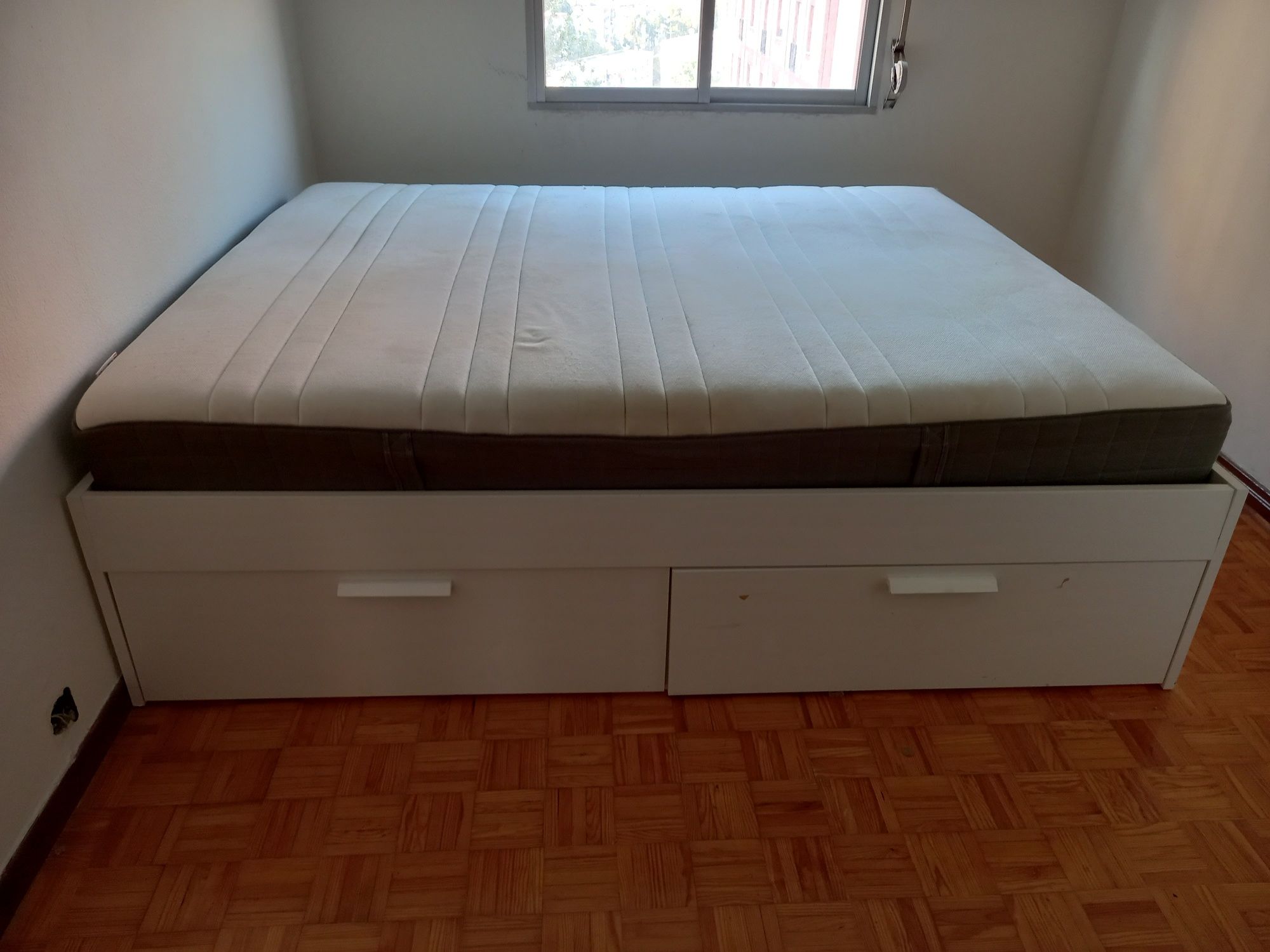 Cama com estrado e colchão