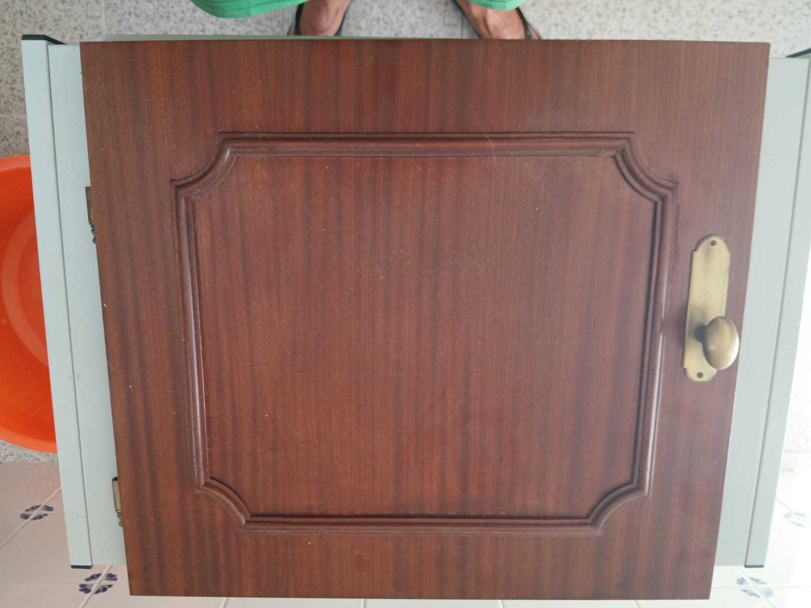 Portas e gavetas de roupeiro