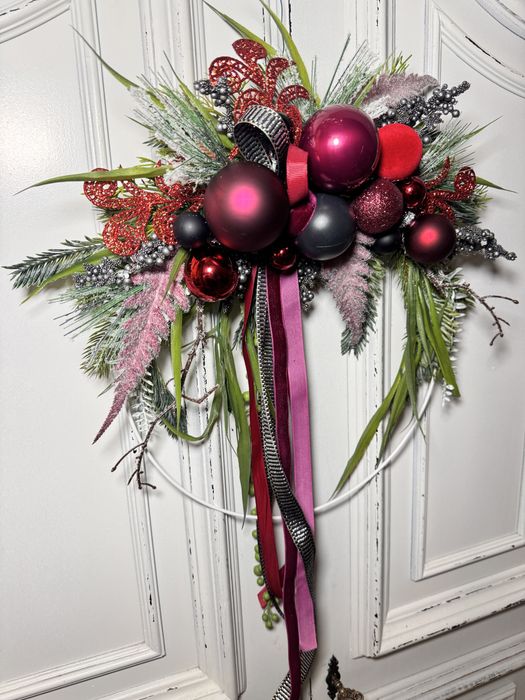 Elegancki wianek z duzymi bombkami