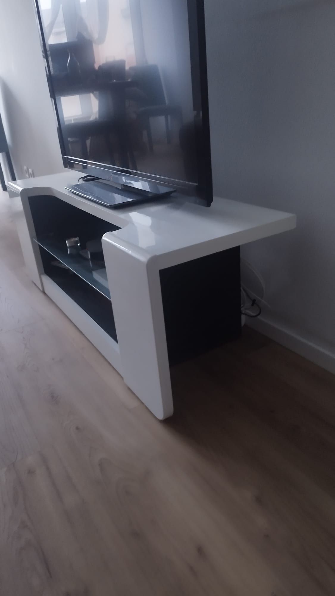 Móvel de TV branco lacado