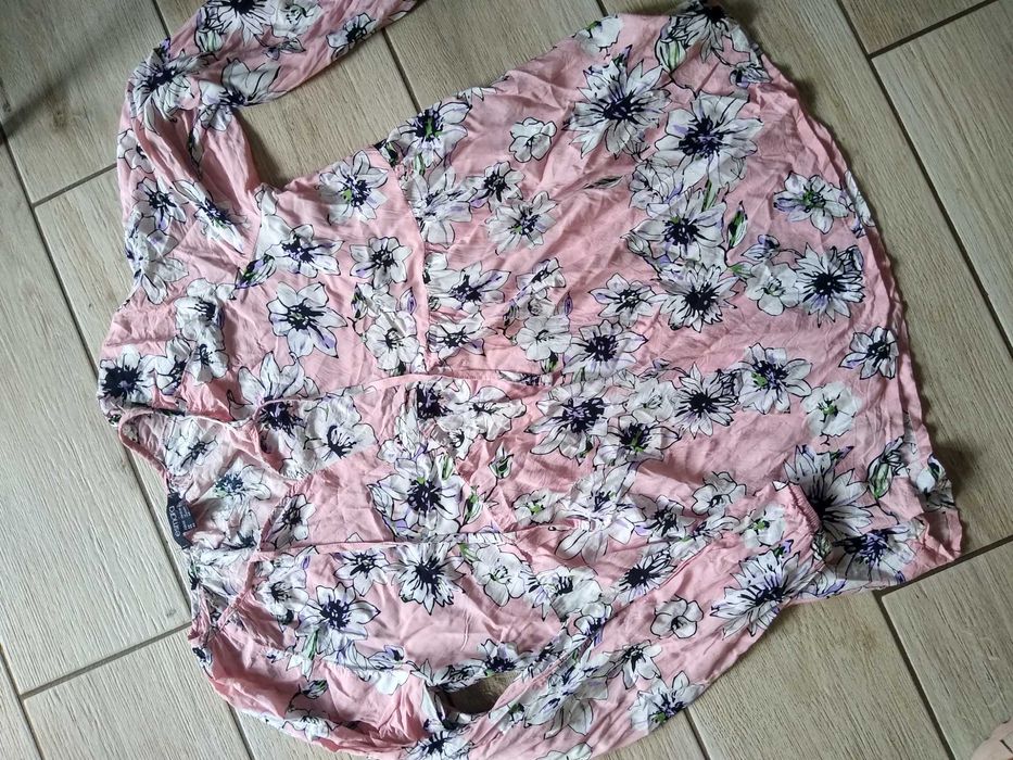 Damska bluzka z długim rękawem z motywem kwiatowym.