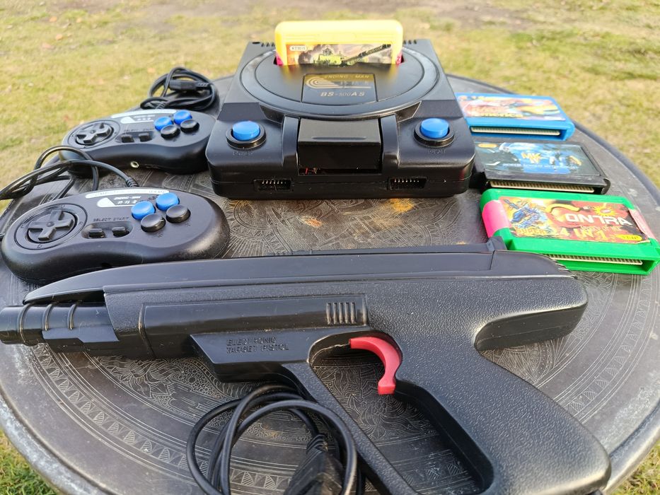 Konsola BS-500AS wraz z akcesoriami, jak na zdjęciach.