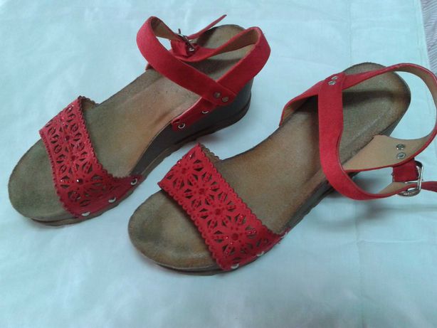 sandálias Vermelhas com salto e tira de tornozelo