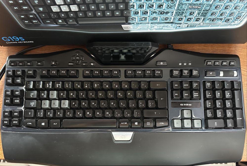 Топова ігрова клавіатура Logitech G19S з екранчиком