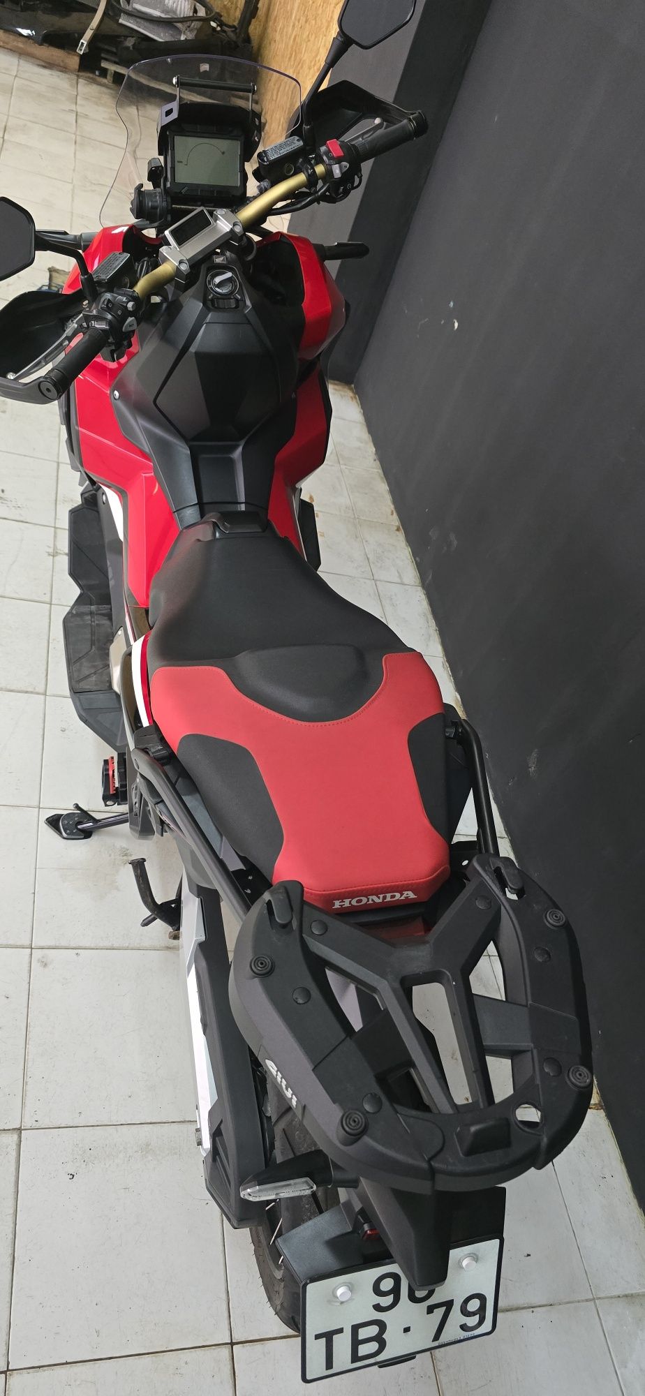 Honda X-ADV 750 Vermelha
