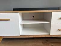 Biala szafka TV RTV w stylu skandynawskim Mirjan 135x55x40 cm