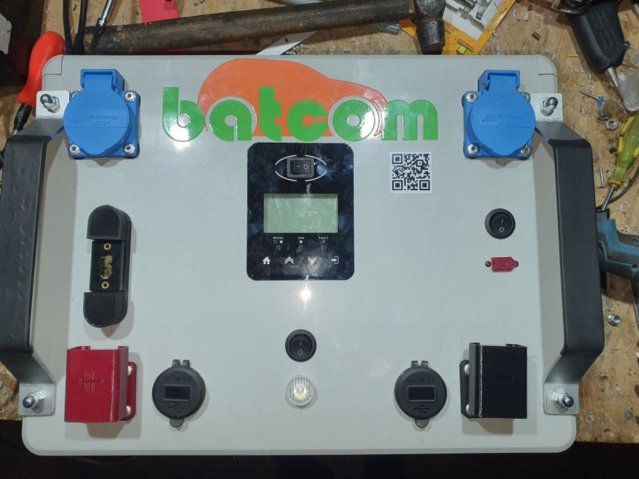 Сонячна зарядна станція "batcom2600 GT16" з панелями