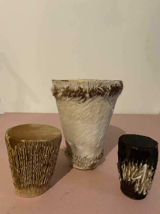 Trzy bębenki pokryte skórą