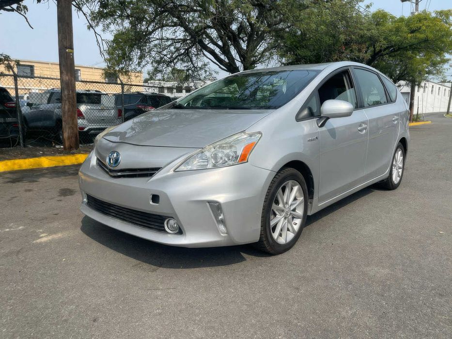 Toyota Prius v Five      2014