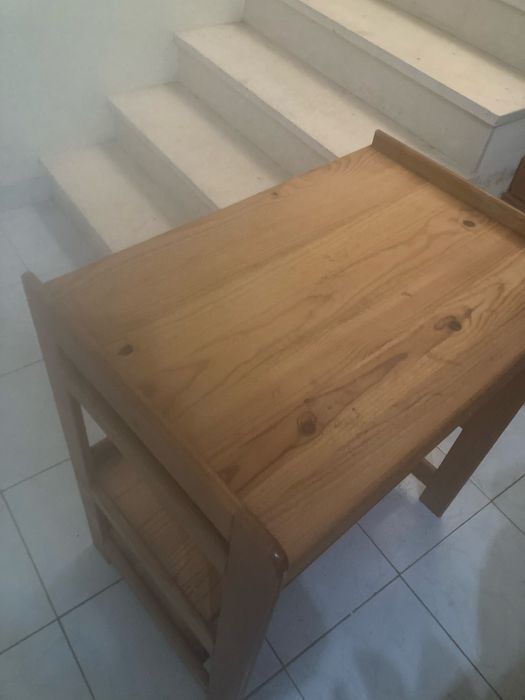 Mesa secretária de computador e teclado