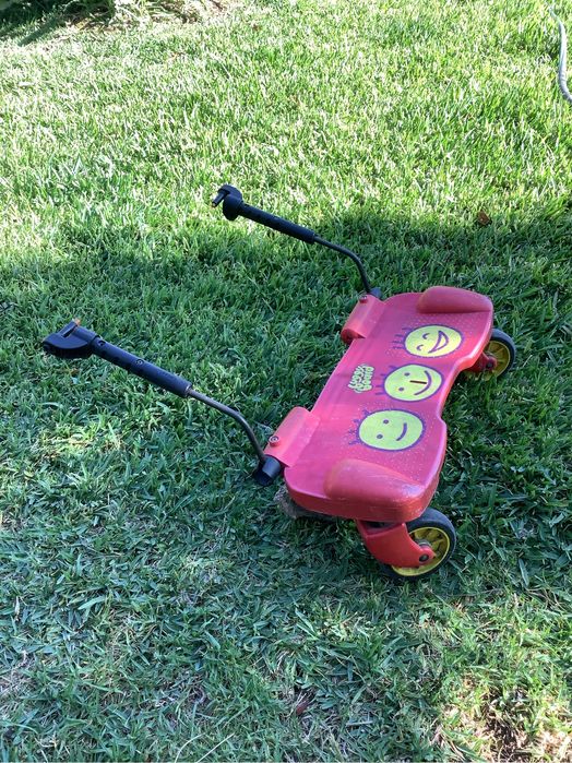 Pequeno atrelado para carrinho de bebé