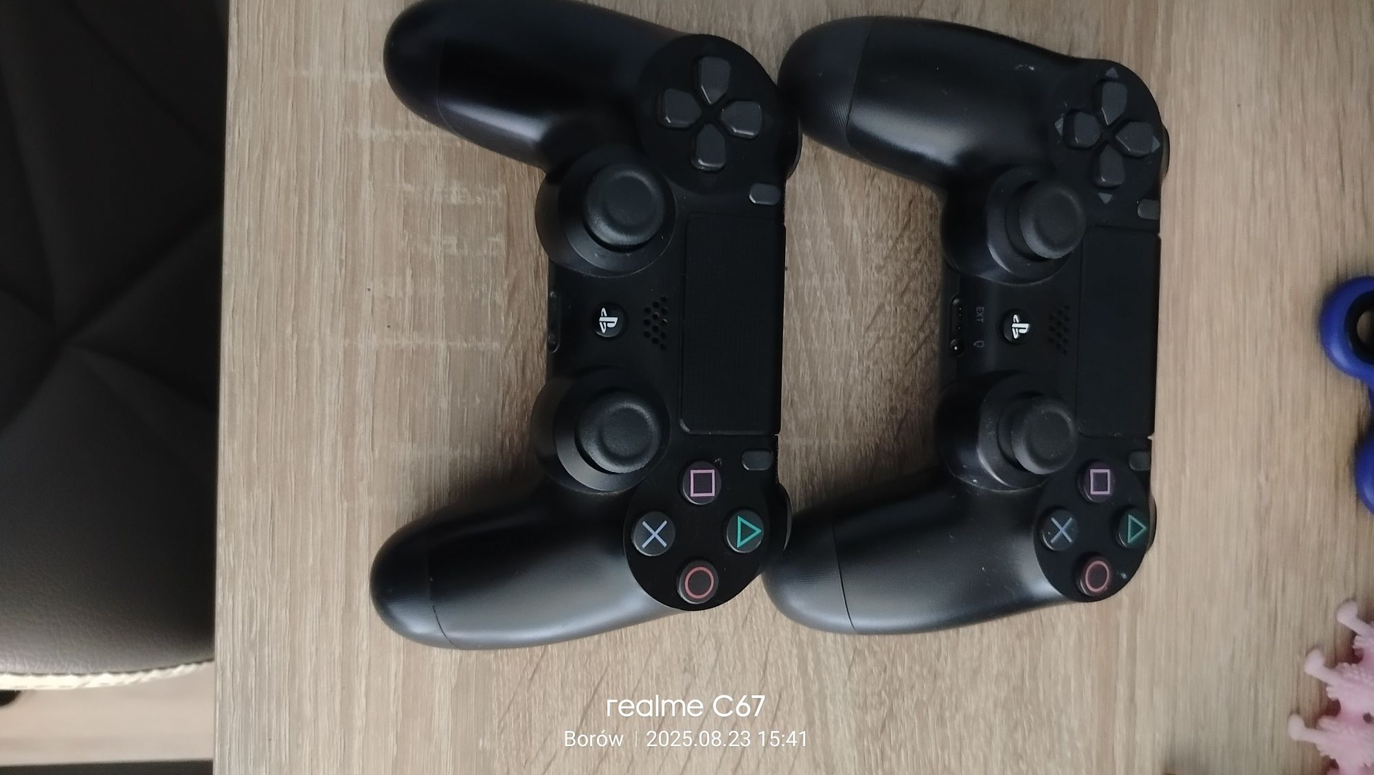 Konsola PS4. Dodatkowo dwa oryginalne pady.