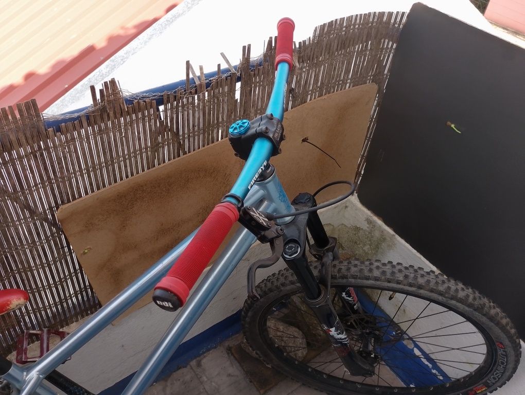 Bicicleta dirt quadro mondraker
