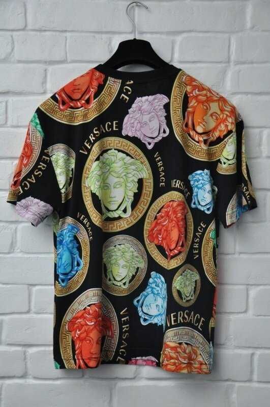 "VERSACE". Оригинал. Италия. Стильная брендовая футболка. на M / L.
