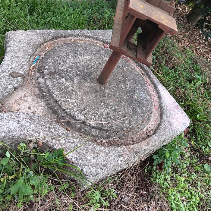 Base em pedra com estrutura metalica para jardim