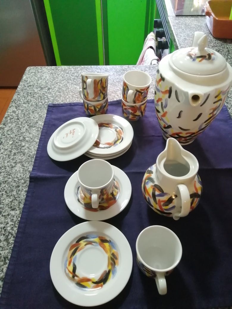 5 chávenas café + leiteira (ofereço bule pq foi usado)