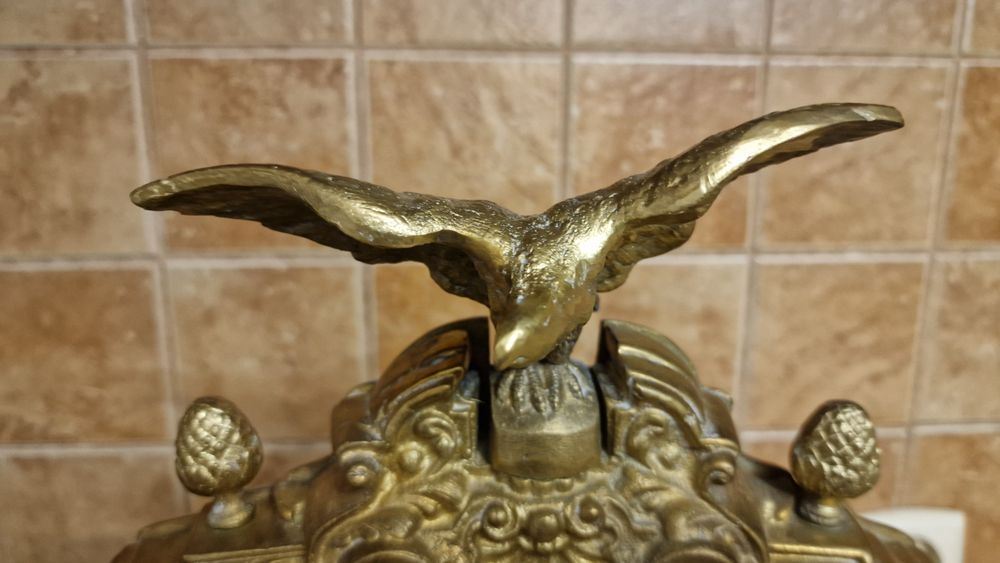 Duży mosiężny zegar z orłem