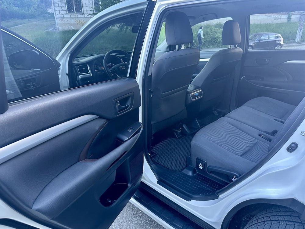 Toyota Highlander (можливий обмін на квартиру)
