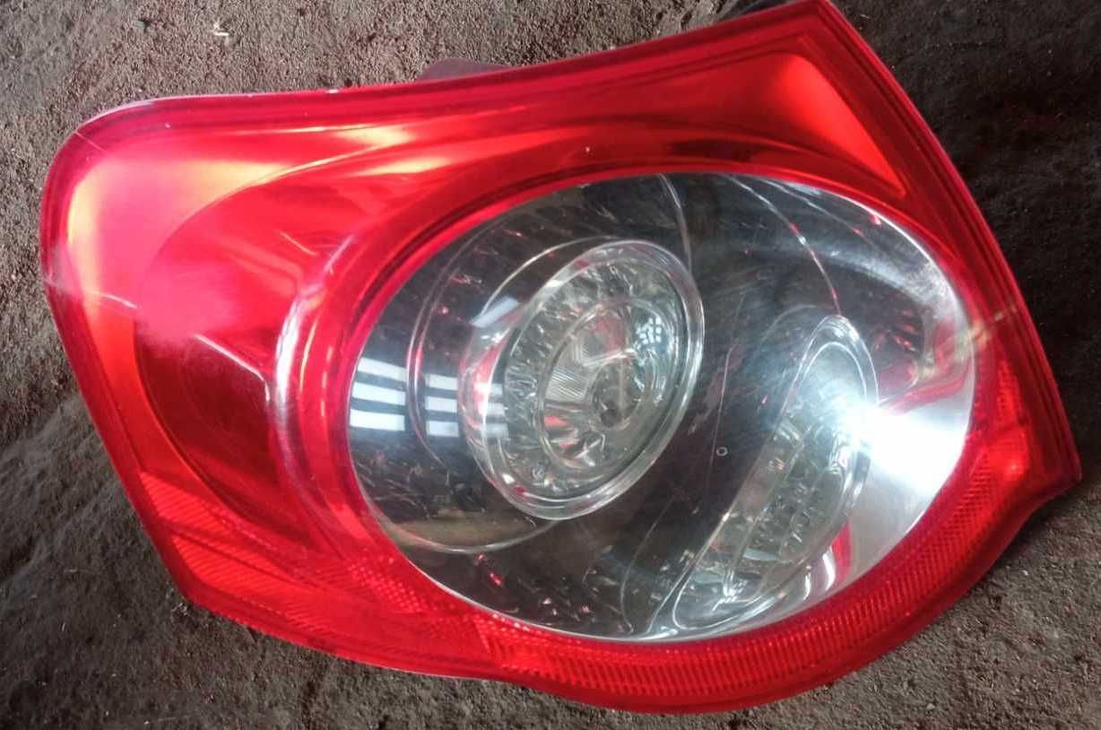 lampa tylna w bok błotnik klapę VW Passat B6 kombi sedan