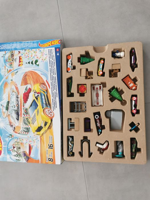Hot wheels zestaw autek i akcesoriów autko . Kalendarz adwentowy