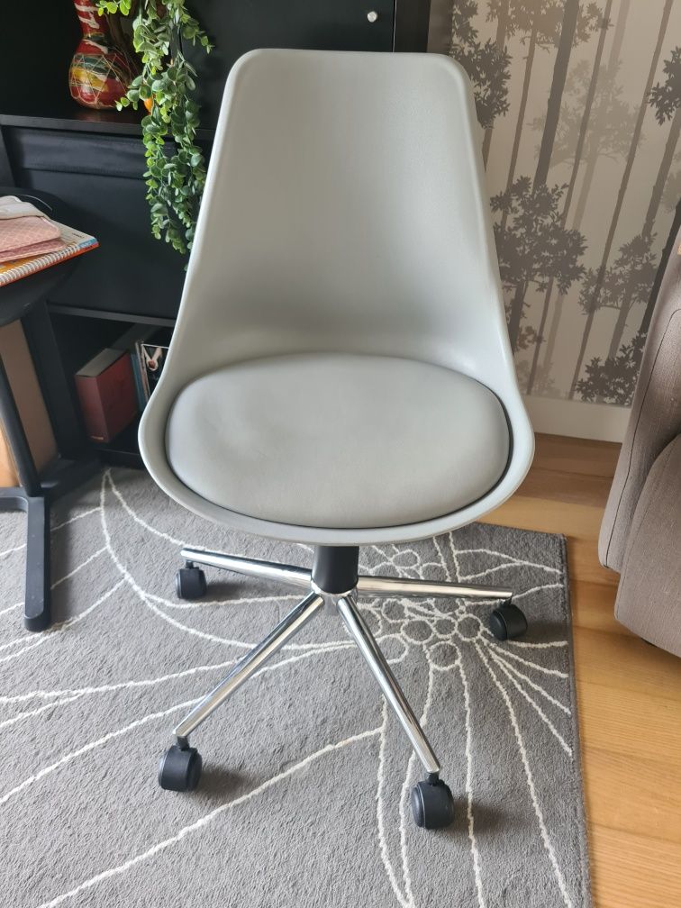 Cadeira escritório cinzenta