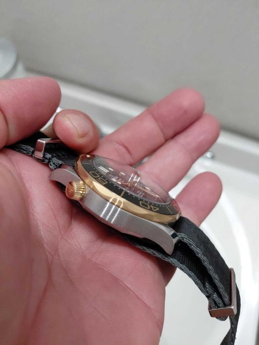 Relógio Omega Seamaster 300 bicolor preto e dourado