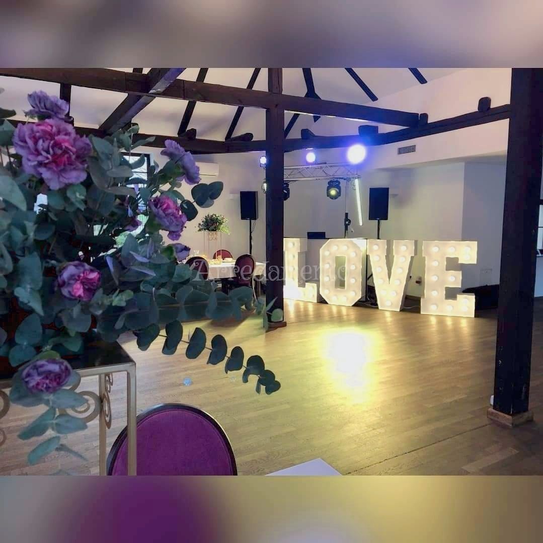 •Dekoracje ślubne i okolicznościowe •Florystyka