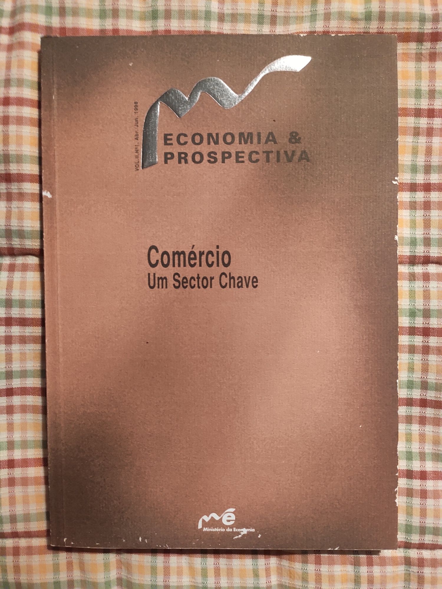 Economia e Perspectiva | Comércio - Um Sector Chave