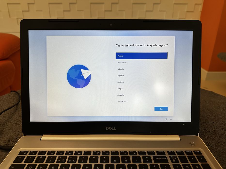 Biały laptop dell inspirion 15 5000 series