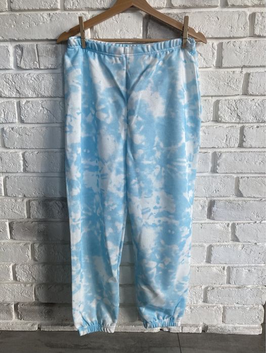 Spodnie joggery Prettylittlething L 40 chmurki